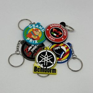 Varios llaveros de goma PVC personalizados a medida y tacto suav