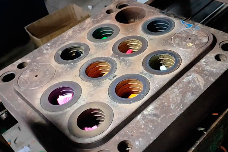 Silicona de pulseras dentro de sus moldes antes de fabricar las pulseras