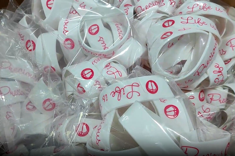 Pulseras de silicona recién fabricadas, listas para el envío