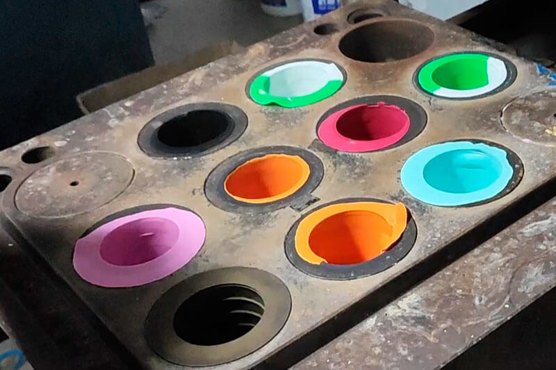 Pulseras de silicona saliendo del molde