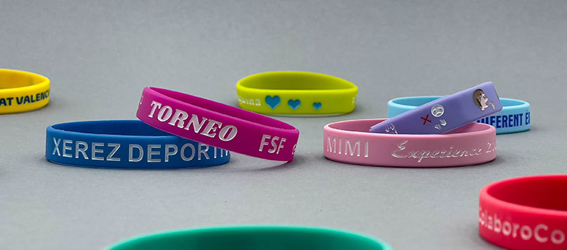 Pulseras publicitarias de silicona con diferentes acabados, relievas y colores