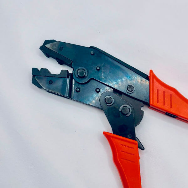 Detalle de mordaza de alicates para precintar cierres de aluminio en pulseras de seguridad.