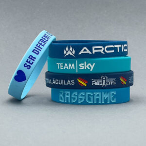 Ejemplos de pulseras de silicona grabadas con el logo o mensaje en bajo relieve y posibilidad de relleno.
