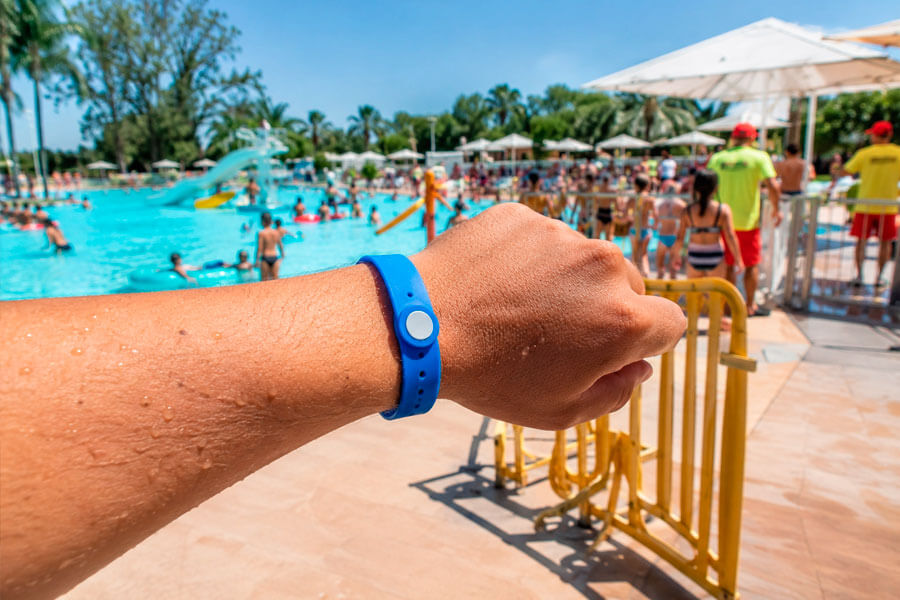 Pulseras para piscinas utilizadas para identificar usuarios y controlar accesos